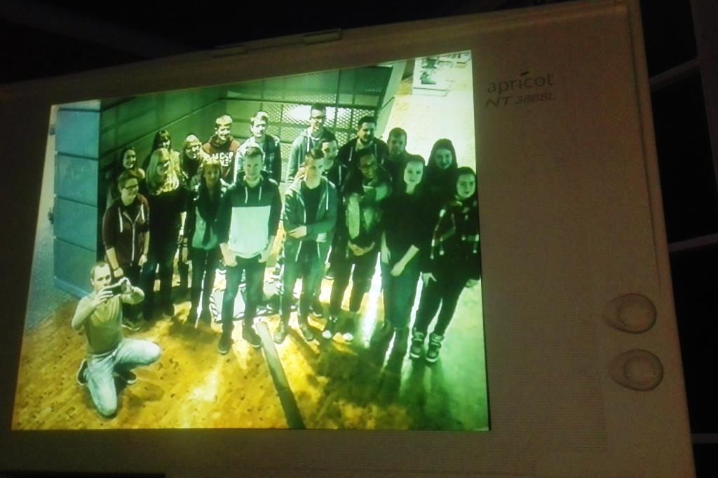 Klassenfoto vor dem größten Laptop der Welt (Guiness-Buch der Rekorde)